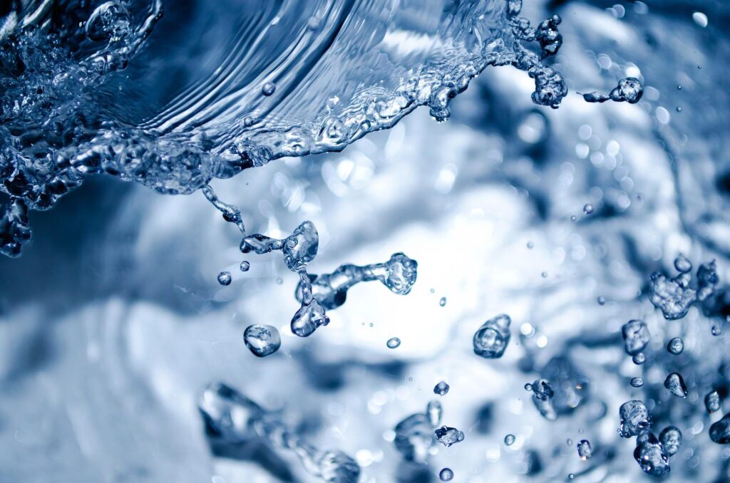 Jak se mění voda v led a co se děje na úrovni molekul